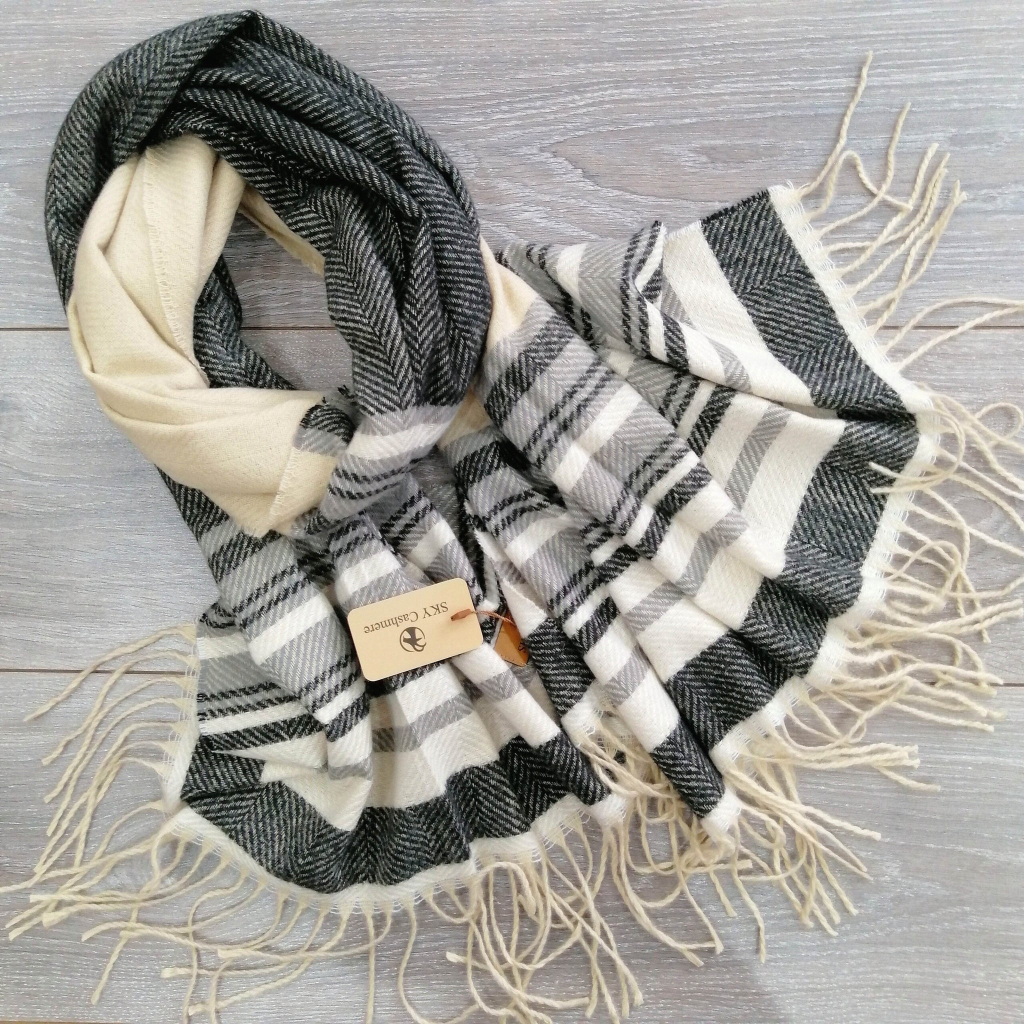 Woolen Stripes – Black / Offwhite